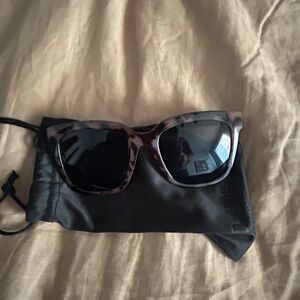 Stylish Tortoiseshell Sunglasses with Black Pouch